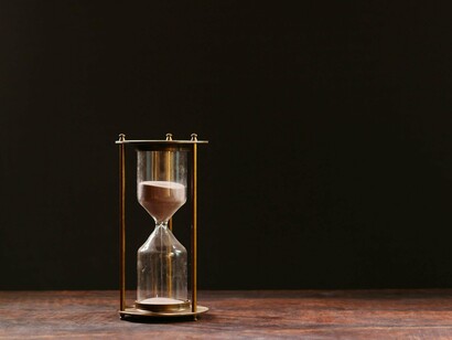 Ampulheta. Não houve canto de pássaros ou raios de sol cálidos para despertá-la. Apenas a brusca certeza de que o tempo continuava a passar, indiferente à sua vontade