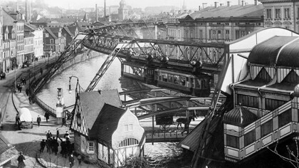 Die Wuppertaler Schwebebahn ist eine Schwebebahn in Wuppertal, Deutschland