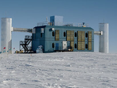 El observatorio IceCube está enterrado bajo la superficie y se extiende hasta una profundidad de unos 2.500 metros
