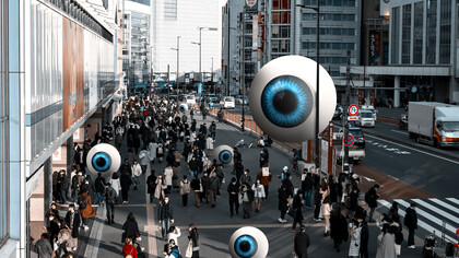 Vigilância nas ruas. Na teoria, a liberdade de expressão é um dos pilares inegociáveis dos regimes democráticos, estando materialmente consagrada em Constituições e em diversos acordos estabelecidos internacionalmente. Na prática, é constantemente relativizada e limitada, o que faz com que aquilo que era universal passe a ser um privilégio apenas para alguns