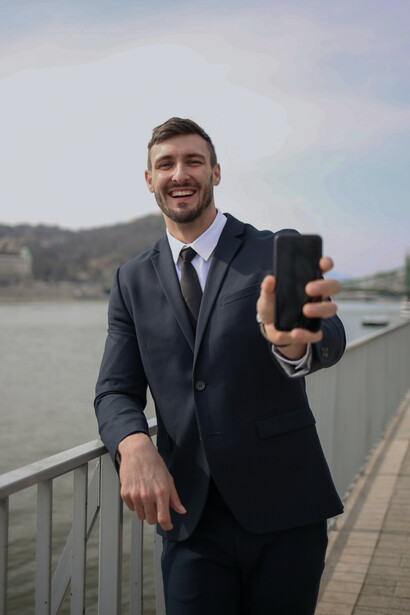 Analista quantitativo na Ilha de Manhattan, Nova York, Estados Unidos mostra no celular evidências de como visto a ciência da computação é cada vez mais relevante às áreas de investimentos e finanças 