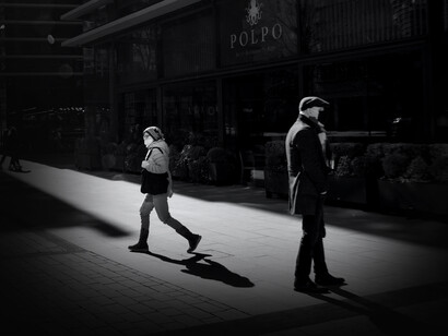 Personas caminando por la calle