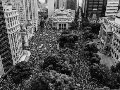 Manifestantes ocupam a Cinelândia durante o ato do movimento #EleNão, em 29 de setembro de 2018. A praça, que já testemunhou momentos decisivos da história política brasileira, continua a reunir multidões em torno de diferentes causas e reivindicações