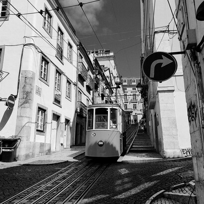 Bonde nas ruas de Lisboa, Portugal. E o trânsito caótico? Principalmente em horários de pico