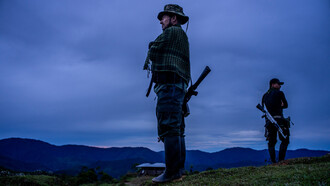 Dos miembros disidentes de las FARC patrullan una región en Colombia en 2018