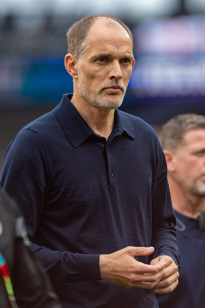 Thomas Tuchel, Trainer der englischen Mannschaft seit 2025, verlor das Halbfinale der WM 2026 gegen Argentinien mit 1:2. Innerhalb von sieben Minuten fielen beide argentinischen Tore, während Mick Jagger in der VIP-Loge des Atlanta Stadions saß. Im Internet verbreitete sich die Meinung, Tuchel sei das erste Trainer-Opfer des neuen Kreislaufs des Jagger-Fluchs. Bild: Thomas Tuchel, während der WM-2026