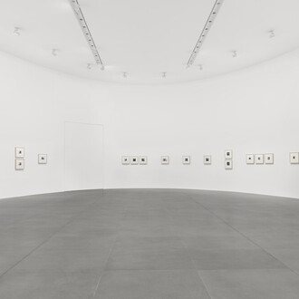 Francesca Woodman, Lately I find a sliver of mirror is simply to slice an eyelid, vista della mostra. Cortesia di Gagosian