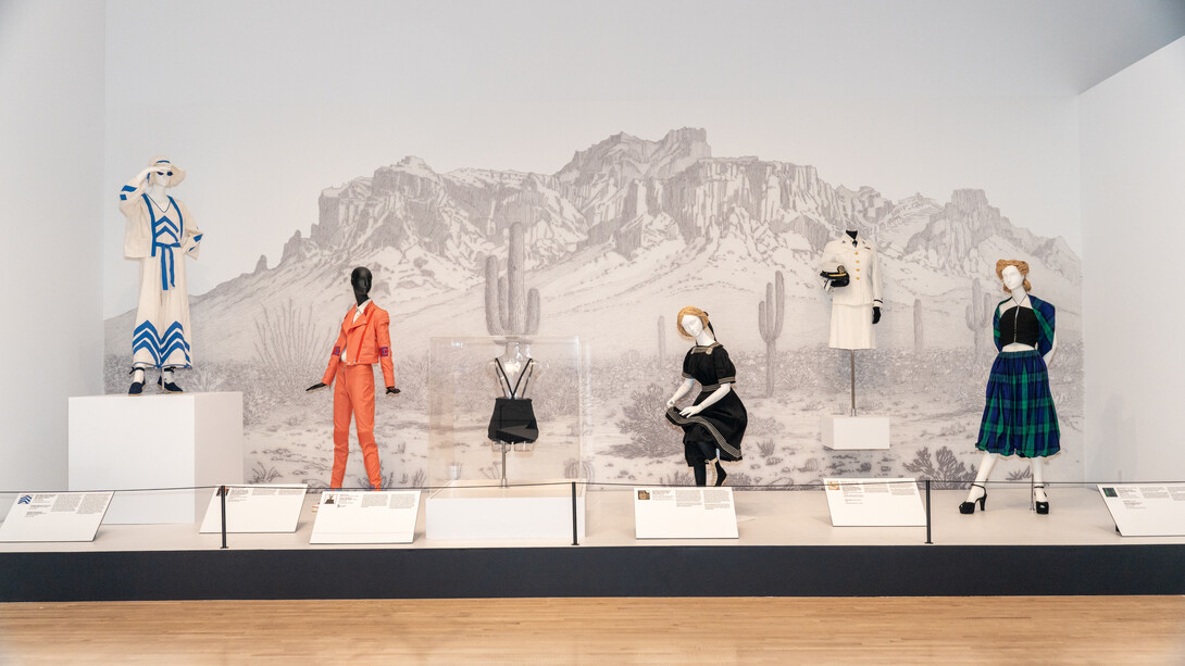 La colección. Grandes exitos (Vol. 1), el arte de archivar la moda, vista de exhibición. Cortesía del Phoenix Art Museum