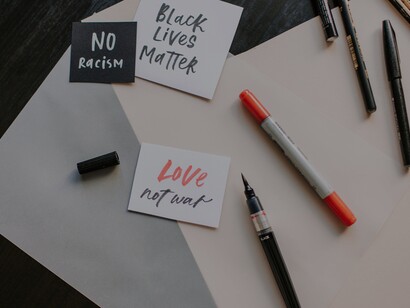 A visão do filósofo Mário Sérgio Cortella é citada para enfatizar a complexidade do tema racial, destacando a necessidade de tempo para compreender a diversidade desde a escala galáctica até as interações pessoais