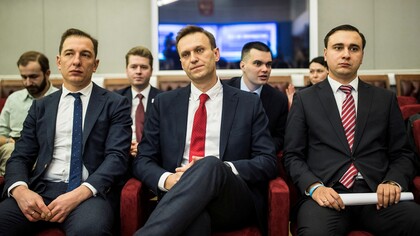 Navalny alla Commissione Elettorale Centrale prima che la CEC stessa si rifiuti di registrarlo come candidato alla presidenza della Federazione russa, 2017