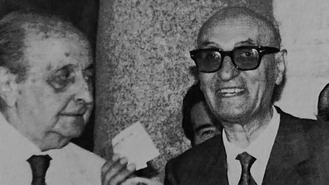 Gesualdo Bufalino (a destra) riceve da Guido Alberti il Premio Strega 1988 per il romanzo "Le menzogne della notte"