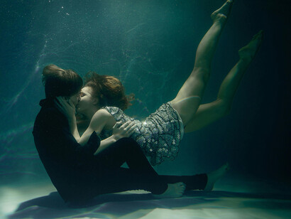 L'amour est un thème infini. Il y a en effet un mouvement incessant, un remplissage de l'espace entre deux entités qui se complètent, le bien et le mal, le laid et le beau, l'amant et l'aimé