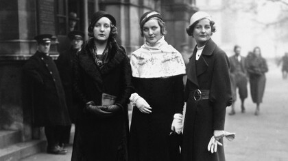 De izquierda a derecha: Unity Mitford; Diana Mitford y la escritora, Nancy Mitford, en 1932
