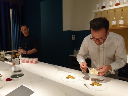 Federico Rottigni assembla i dolci in diretta al banco 