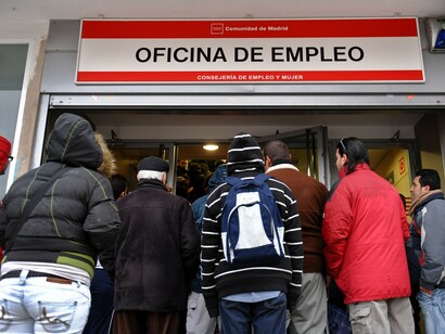 Jóvenes españoles en la oficina de empleo