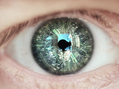 Fotografía conceptual de un ojo modificado tecnológicamente