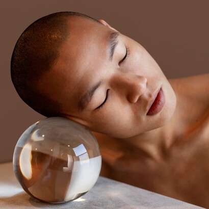 Il regista Peter Brook ha osservato che la scoperta dei neuroni specchio ha confermato concetti già noti nel teatro, in particolare il coinvolgimento emotivo tra attore e spettatore