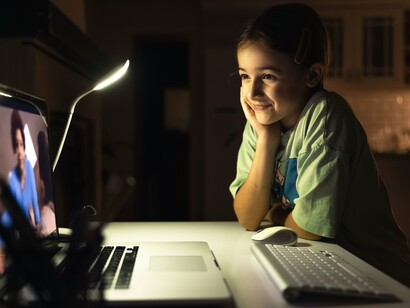 Muitos jovens passam o dia todo conectados ao celular ou computador