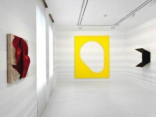 "Steven Parrino. Armleder, Barré, Buren, Hantaï, Mosset, Parmentier, Toroni" Installation view, photo by Zarko Vijatovic
