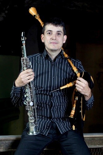 Daniel Bellón con gaita y saxofón