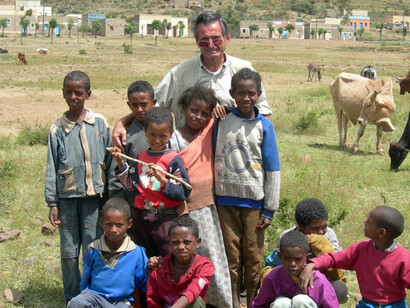 Ceccarelli Salvatore con i bambini africani durante un progetto agricolo