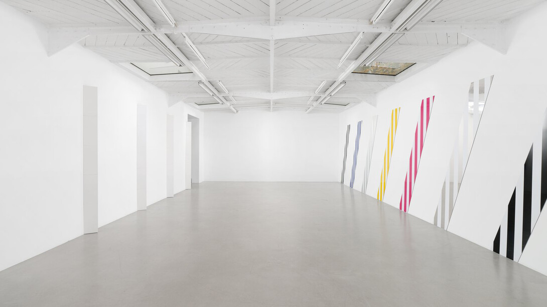 Daniel Buren, Du cercle aux carrés, hauts-reliefs situés et in situ, vue d'exposition. Avec l’aimable autorisation de la galerie Mennour