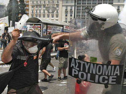 Enfrentamiento entre la policía y los manifestantes en Atenas
