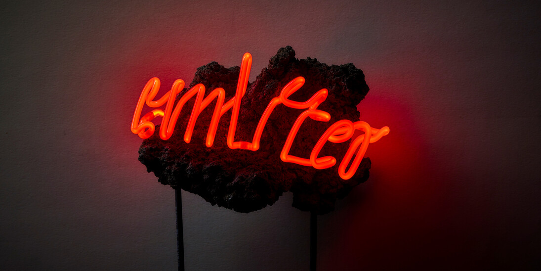 Emitter, 2016, pietra lavica, neon, filo elettrico, trasformatore, cm 25x40. Courtesy of Galleria Antonio Verolino