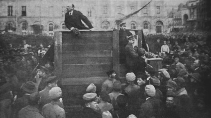 Lenin (sobre el estrado) y Trotski (a la derecha del estrado, mirando de frente), durante la celebración de un mitin el 5 de mayo de 1920