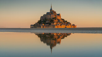 Para los viajeros que buscan experiencias inolvidables, estas cinco propuestas ofrecen la oportunidad de descubrir lugares únicos y vivir momentos extraordinarios. Entre ellas, el Monte Saint-Michel, Francia, es una ciudad medieval en Normandía que cambia entre isla y península según las mareas