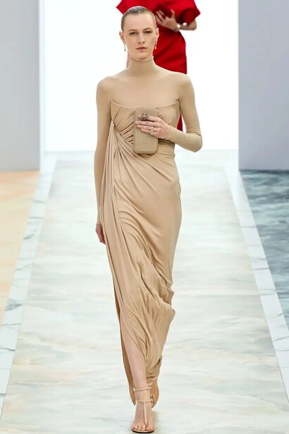 Modelo veste Alta costura Fendi, Outono 2023