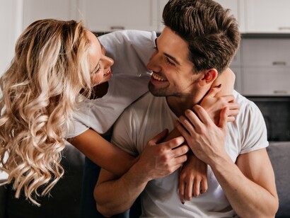 Basandosi sulle preferenze e sugli interessi del partner, la domotica potrebbe suggerire o addirittura acquistare regali personalizzati per te. Potresti trovare un regalo già incartato e pronto per essere consegnato al momento giusto, scelto in base agli ultimi desideri espressi dal partner o alle sue necessità