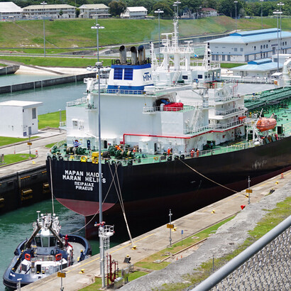 Barco cruzando las Exclusas de Agua Clara, Gatún, Canal de Panamá. Al lado izquierdo del barco se observan el juego de tinas de reutilización