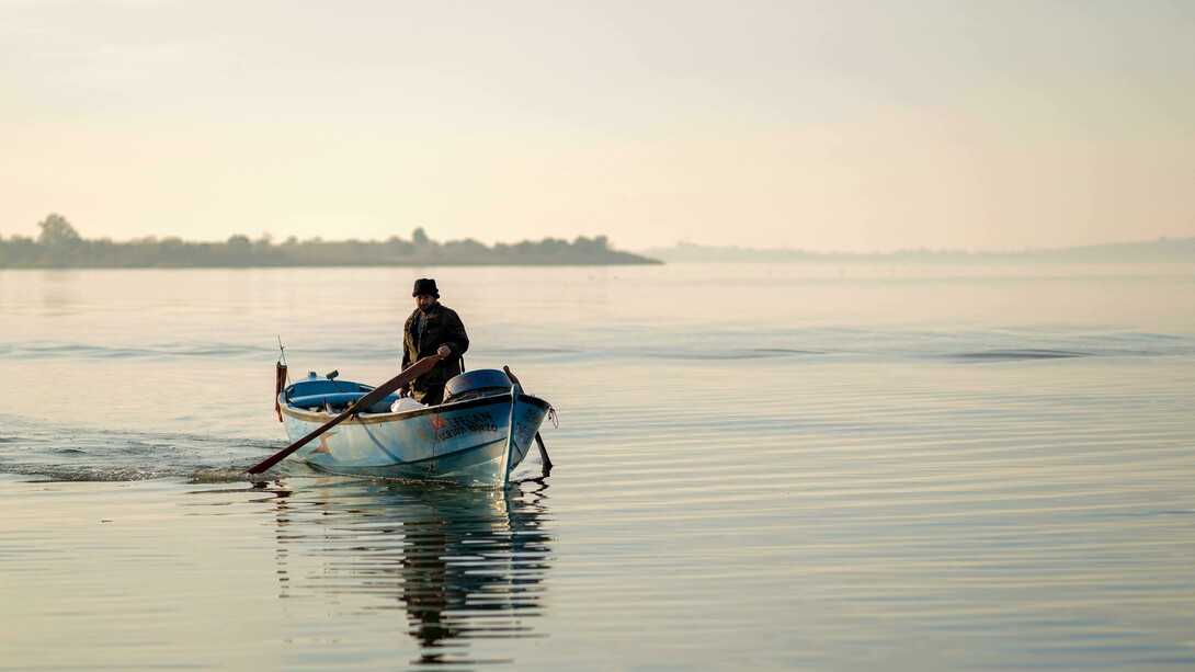 Em algum ponto, quase sempre despercebido, surge uma relação mantida por insistência, não por poesia. Dois corpos que seguem juntos por hábito, não por descoberta. Conversas impecáveis, porém, ocas. Um acordo tácito de permanência sustentado por memória, posição social, não por presença. Ninguém expressa esse momento. Ele acontece enquanto o cotidiano ocupa espaço demais