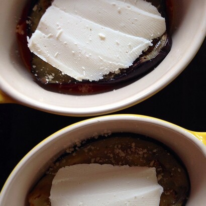 La Sicilia la rivendica come propria, richiamando l’etimologia di parmiciana (le listelle delle persiane) e l’uso abbondante di melanzane fritte e basilico