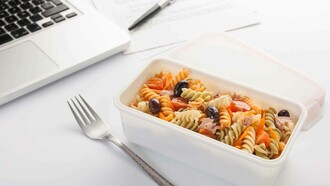 Un "tupper" de pasta para comer en la oficina