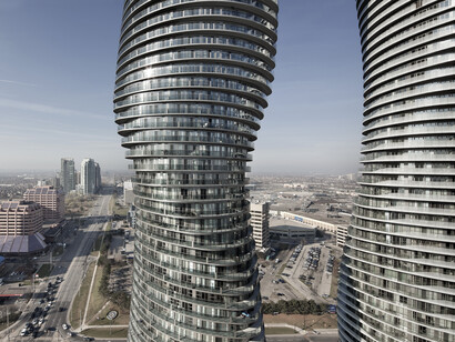 Arquitectura futurista en las Absolute Towers de Mississauga, Ontario, Canadá