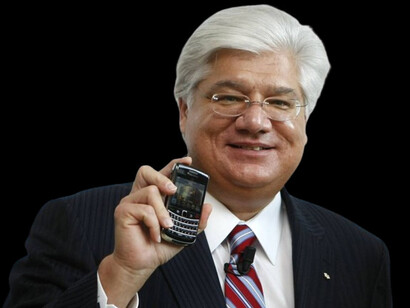 Mike Lazaridis, empresário e ex-dono da Blackberry, segurando um dos primeiros modelos lançados pela empresa de celulares
