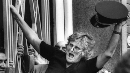 Con la gorra de un policía en la mano y la mirada encendida, Norma Plá encarna en esa imagen la dignidad indomable de quienes reclaman lo justo sin bajar la cabeza. Congreso de la Nación en la Ciudad Autónoma de Buenos Aires, Argentina, 1991