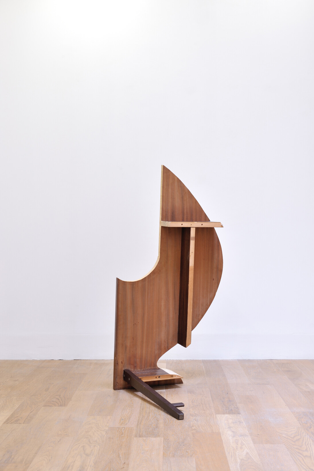 Liudvikas Buklys, Holder in the Twilight, 2012, Bois - 130 x 70 x 70 cm, Photo : Rebecca Fanuele, Courtesy galerie Cortex Athletico, Bordeaux-Paris