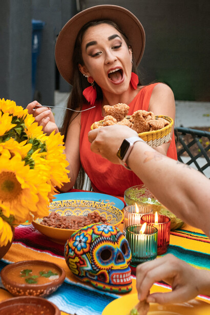 Aniversariante se alegra com comidas compartilhadas por amigos 