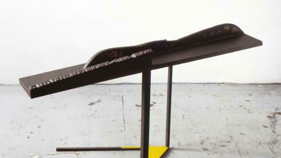 The Land that Sleeps (La tierra que duerme), 1986, Steel and oil paint, 66 x 120 x 39 cm. Museo Nacional Centro de Arte Reina Sofía, Madrid. Long-term loan Collection Soledad Lorenzo, 2014 © VEGAP, Bilbao, 2017