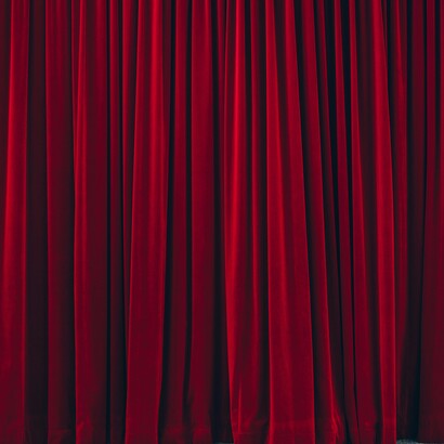 Alessandro Averone è un attore e regista italiano formatosi presso l'Accademia Nazionale d'Arte Drammatica Silvio d'Amico, con una carriera sviluppata tra teatro, cinema e televisione