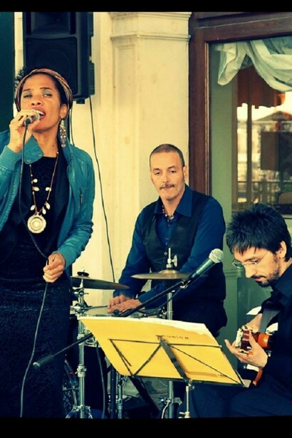 Rosa Emilia Trio, protagonista della seconda serata con i musicisti Daniele Galletta, alla chitarra classica, e Luca Bortoluzzi.
