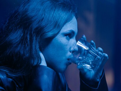 Mulher bebe sozinha em bar. A etimologia também a relaciona com a deusa romana Vénus. Em algumas culturas, como a cristã, a sexta-feira é associada à crucificação de Jesus Cristo, sendo um dia de reflexão e oração, especialmente na Sexta-feira Santa.”   