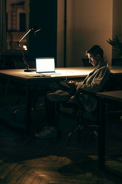 Acredito que a nossa motivação não nasce inteiramente do ócio. Nasce, alegadamente, das ideias brilhantes que esse ócio nos possa transmitir. É quase como um triângulo amoroso tóxico; não é possível um lado viver sem o outro e, pensemos… se não respirarmos, não há ideias e, sem ideias, não há motivação. Por conseguinte, sem motivação, a proatividade é apenas um mito urbano





