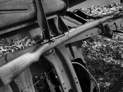 La línea de fusiles de cerrojo y pistolas semiautomáticas Mauser se ha producido desde la década de 1870 para las fuerzas armadas alemanas
