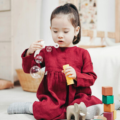 Criança brincando. Nora, ou Na Young (seu nome na Coréia), deixa um amigo de infância muito próximo