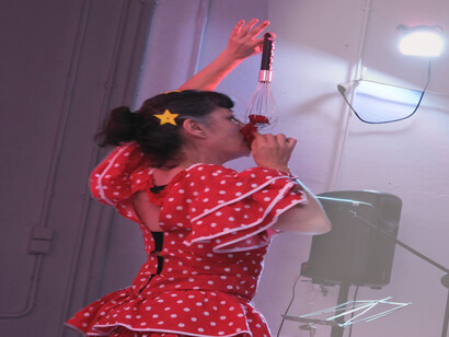 Convierten el drama de haber nacido en un suburbio postindustrial de Barcelona en argumento de sus acciones y en jolgorio con participación del público