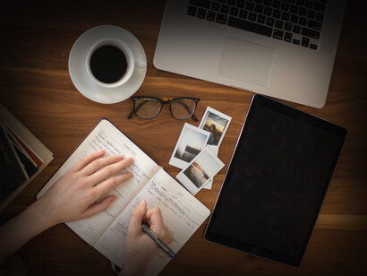 En un texto expositivo, se pueden comparar elementos. Según la RAE, comparar es analizar con atención una cosa o a una persona para establecer sus semejanzas o diferencias con otra